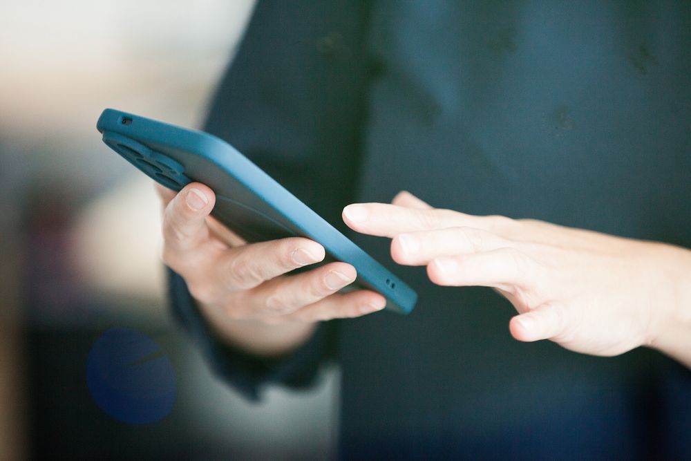Hände an einem Smartphone